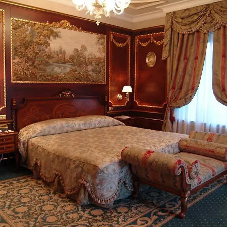 Grand Des Iles Borromees & 5* סטרסה